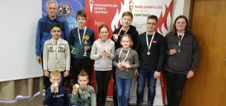 Jaunieji šachmatininkai iš turnyro Marijampolėje grįžo su dvigubu laimikiu: medaliais ir piniginiais prizais (FOTO)