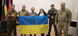 Jurbarkiečiai Alvydas ir Zita Stalgiai, įsiamžinę su ukrainiečiais.