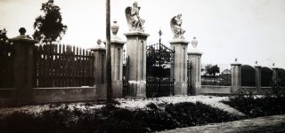 Jurbarko kapinių vartai