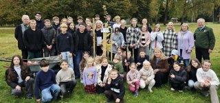 Viešvilėje pasodintas jaunimo politikos 30-mečiui skirtas ąžuoliukas