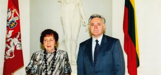 Prezidentas Valdas Admakus įteikė Birutei Pūkelevičiūtei LDK Gedimino 5-ojo laipsnio Ordiną.