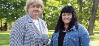 Skirsnemunės mokyklos direktorė D. Saulėnienė ir G. Kling, kuri neseniai svečiavosi Lietuvoje ir, žinoma, Jurbarke