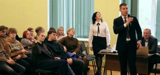 Konstitucijos pamoka iš pirmųjų lūpų: gimnazijoje svečiavosi trys prezidento patarėjai