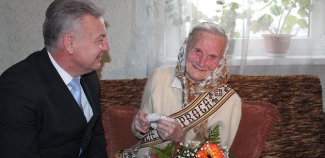 Jubiliatę sveikina rajono meras Ričardas Juška / L. Lukošiūtės nuotr.
