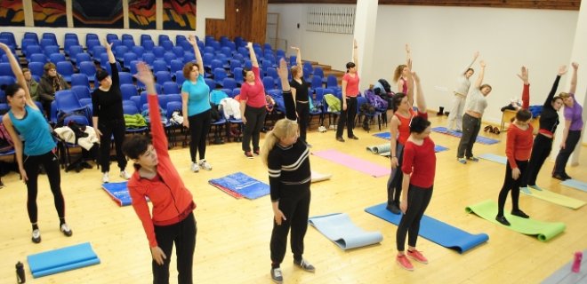 Vytauto Didžiojo pagrindinės mokyklos aktų salėje sportuoti susirinko daugiau nei 30 moterų / J. Zairytė nuotr.