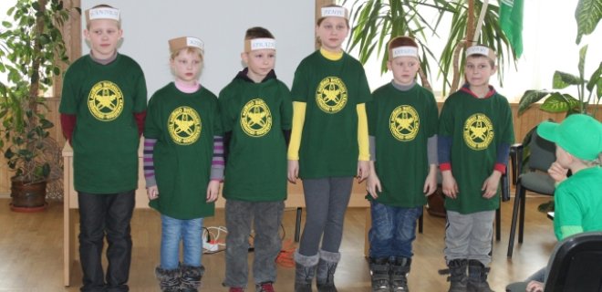 Vieną kartą per metus visi būreliai susitinka urėdijoje. Kidulių pagrindinės mokyklos jaunieji miško bičiuliai / L. Lukošiūtės nuotr.