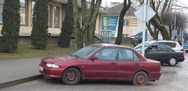Prie pašto automobilis laukia šeimininko jau daugiau nei pusmetį