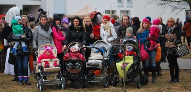 Agnė Bastienė (ketvirta iš dešinės) suvienijo Jurbarko mamytes į klubą / Jurbarko mamyčių klubo archyvo nuotr.