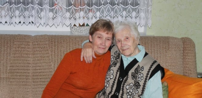 Ponia Stanislova, svetingai atvėrusi savo namų duris, sutiko pasidalinti prisiminimais apie savo gražų, prasmingą ir ilgą gyvenimą. Tai padaryti jai padėjo po tuo pačiu stogu daugiau nei 50 metų kartu gyvenanti marti - taip pat Stasė.