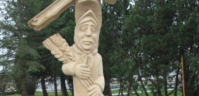 Juodaičius papuošė 4 metrų aukščio motinėlės skulptūra / Albino Skridlos nuotr.
