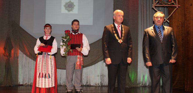 Ūkininkui Stanislovui Marcinkui (pirmas iš dešinės) įteiktas Jurbarko r. savivaldybės ženklas 