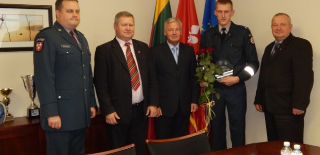 Europos policijos krepšinio čempionato vicečempionas Valdas Undraitis (antras iš dešinės).