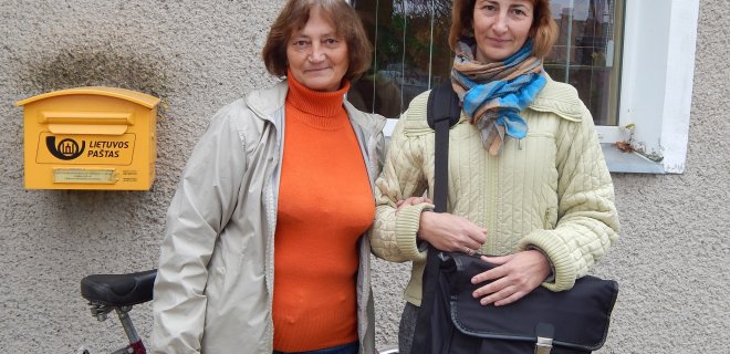 Seredžiaus pašto skyriuje ilgus metus dirbančios Ingrida Lekavičienė ir Onutė Gudiškienė - ne tik bendradarbės, Onutė yra Ingridos mama.