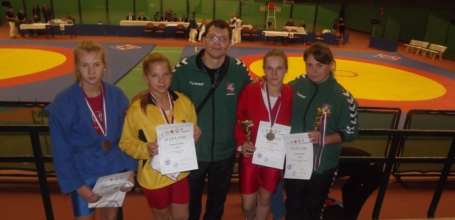 Nuotraukoje: Laura, Monika, treneris Vilius ir Silvija