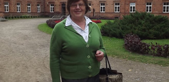 Pernai mokytoja Elena Elzbergienė už nuoširdų ilgametį Maironio idėjų puoselėjimą buvo apdovanota ženklu „Už nuopelnus Jurbarko kraštui”.