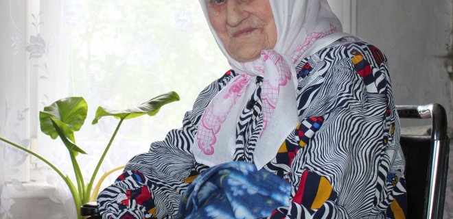 103 metų sulaukusi Kuturių kaimo gyventoja Juzė Gecevičienė: griežta, bet teisinga, labai pamaldi, darbšti, nuo mažens labai daug ir sunkiai dirbusi.
