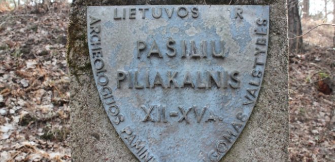 Paminklinė lenta rodo, kad piliakalnis yra saugomas valstybės / Linos Lukošiūtės nuotr.