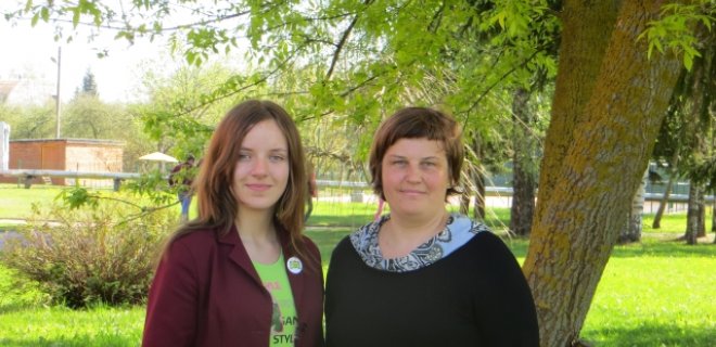 Veliuonos Antano ir Jono Juškų gimnazijos 7 klasės mokinė Kamilė Kačinskaitė (kairėje) su lietuvių kalbos mokytoja Jovita Mišeikiene. / Mokyklos archyvo nuotr.