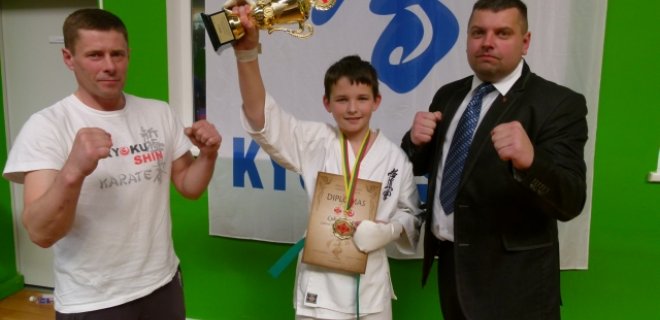 Lietuvos jaunučių čempionas Jonas Lukošius su treneriais Rolandu Kringeliu ir Artūru Enčeriu.