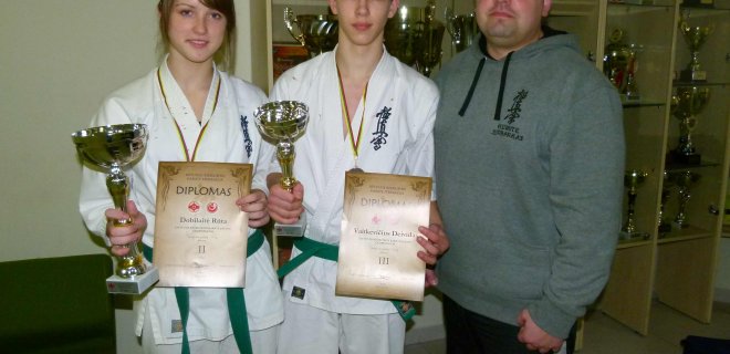 Jaunių čempionato prizininkai Rūta Dobilaitė, Deividas Vaitkevičius ir jų treneris Artūras Enčeris . / Kumite
