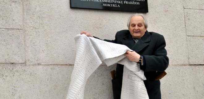 Memorialinę lentelę atidengė buvęs šios mokyklos mokinys, aktyvus Mažosios Lietuvos tyrinėtojas, profesorius, lituanistas Arnoldas Piročkinas. / Rūtos Mockutės nuotr.