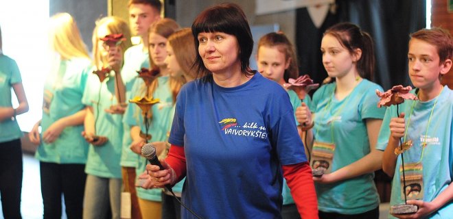 „Labai norėčiau padėkoti visiems rėmėjams: „Dainiams“, „Jurbarkų mėsai“, kavinei „Liuksas“, Jurbarko rajono savivaldybei, Lietuvos Respublikos kultūros ministerijai, „Lions“ klubui, Jurbarko laikraščiams, kurie informavo visus žmones apie šį festivalį. Taip pat norėčiau padėkoti visoms mokykloms: Jurbarko Antano Giedraičio–Giedriaus gimnazijai, Vytauto Didžiojo bei Naujamiesčio pagrindinėms mokykloms, Kidulių ir Sudargo M. Sederevičiaus pagrindinėms mokykloms, kurios šiemet ypatingai prisidėjo prie teatrinio judėjimo, išleido vaikus iš pamokų pamatyti įvairių kolektyvų spektaklius. Taip pat ačiū ir Jurbarko kultūros centro darbuotojų komandai“, – nuoširdžiai dėkojo Birutė Šneiderienė.