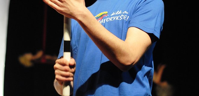 Lietuvos muzikos ir teatro akademija išleido iš paskaitų Arną Ašmoną, senbūvį „vaivorykštuką“, padėti jauniesiems aktoriams renginio metu. Arnui atrodo, kad festivalis labai pasikeitė. „Nebuvo to smagumo, kuris buvo anksčiau - organizavimas, galvojimas, kitų miestų priėmimas, repeticijos ruošiant atidarymą teikdavo didelį džiaugsmą. O dabar atvažiavau į festivalį ir atsipalaidavau nuo mokslų. Spektaklius matau visai kitomis akimis nei seniau, pastebiu klaidas, pradedu suprasti, kas yra gera vaidyba...”, - sakė Arnas.