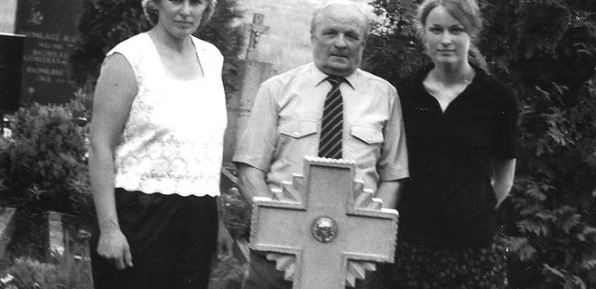 Kol buvo sveikesnis, Bernardo dukra Laima Partikienė ir anūkė  Deimantė dažnai nuveždavo jį prie mamos kapo gimtuosiuose Rusiuose, Kaišiadorių r.