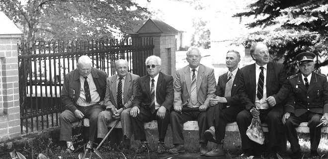 Bernardas Arbočius-Liepsniukas (antras iš kairės) su „Didžiosios Kovos apygardos partizanų“ būrio nariais susitikime Kaišiadoryse.