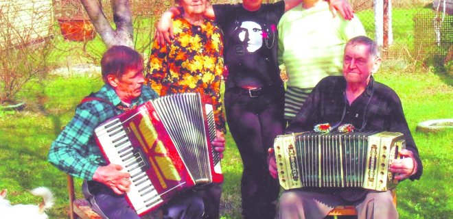 Savo namo kieme su artimaisiais. Iš kairės: sūnus Tadas, žmona Petrė, anūkė Neringa, dukros draugė Birutė ir jis pats. / Asmeninio archyvo nuotr.