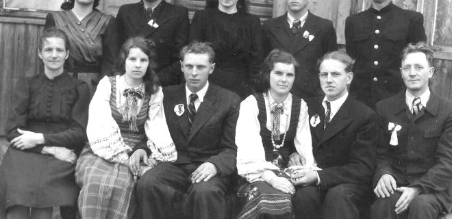 „1950-aisiais su draugu Andriumi Gavėnia susiradom Kalnėnuose mergaites  - seseris Naujokaites. Draugas vedė Genovaitę, o aš Petrutę (Petraičių pora dešinėje). Taip aš – Petras Petraitis dar ir žmoną gavau Petrę”, - juokaudamas pasakojo savo istoriją pašnekovas. / Asmeninio archyvo nuotr.