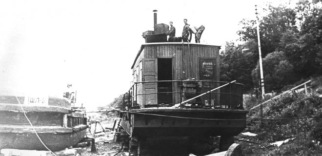 Kalnėnų uosto remonto dirbtuvėse vyras išdirbo net 22 metus. Nuotraukoje 1953 remonto darbai. / Asmeninio archyvo nuotr.
