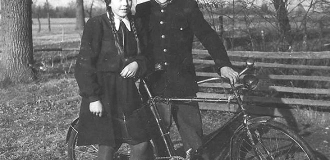 1948 m. Naubariškių kaime su seserimi Salomėja. / Asmeninio archyvo nuotr.