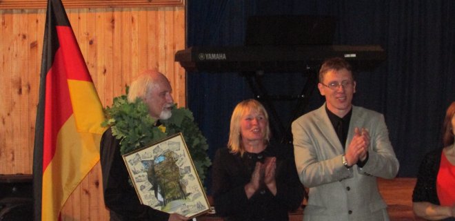 „Die Klangkörper“ choro vadovas Wolfgang Schmid, Smalininkų bendruomenės pirmininkė Vanda Stonienė ir Mažosios Lietuvos Jurbarko krašto kultūros centro direktorius Arvydas Griškus. / Mažosios Lietuvos Jurbarko krašto kultūros centro archyvo nuotr.