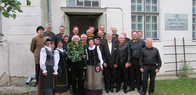 Smalininkų tautinių šokių kolektyvo „Skalva“ nariai kartu su vyrų choro „Die Klangkörper“ choristais. / Mažosios Lietuvos Jurbarko krašto kultūros centro archyvo nuotr.