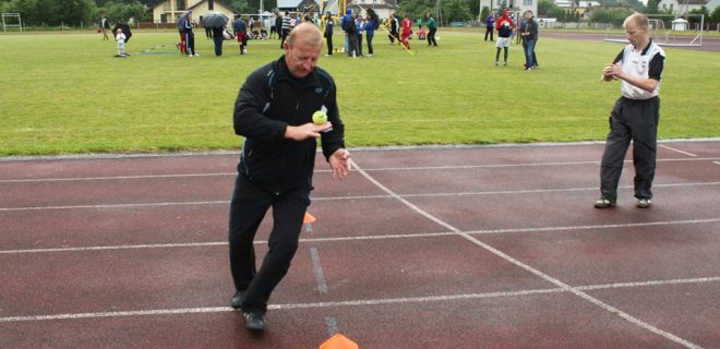 Jurbarko miesto seniūnas Romualdas Kuras seniūnų trikovėje. Teniso kamuoliuką reikėjo nunešti 20 metrų.