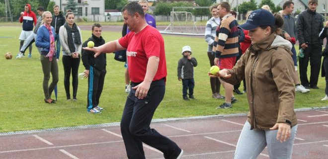 Skirsnemunės seniūnas Vladas Vainauskis rungtyniauja su Smalininkų seniūno pavaduotoja Akvile Bialoglovyte.