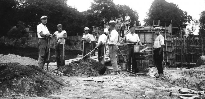 Tilto per Mituvą statyba 1931 m. / Almos Puidokaitės archyvo nuotr.