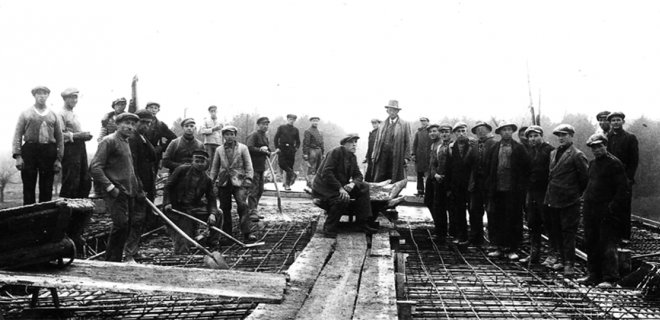 Tilto per Mituvą statyba 1931 m. / Almos Puidokaitės archyvo nuotr.