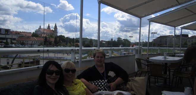 Poilsio akimirką surado Dainų šventės darbo grupės narės Aida Blindžiuvaitienė (kairėje), Skaidra Pažereckaitė (dešinėje) ir šventės koordinatorė savivaldybės Kultūros skyriaus vedėja Goda Vilkelienė. / L. Rupeikienės nuotr.