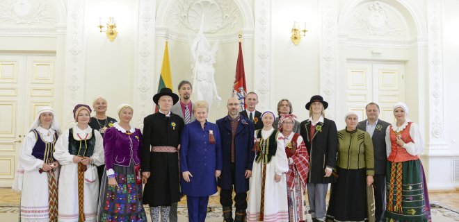 Kultūros renginių režisierius jurbarkietis Gintaras Zareckas (8 iš dešinės) buvo pagerbtas Prezidentūroje. / Prezidentūra.lt nuotr.