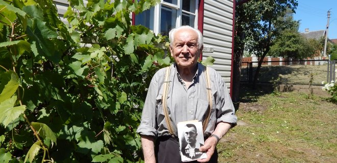 Petras Gervylius prisimena mirusį monsinjorą. / Linos Lukošiūtės nuotr.