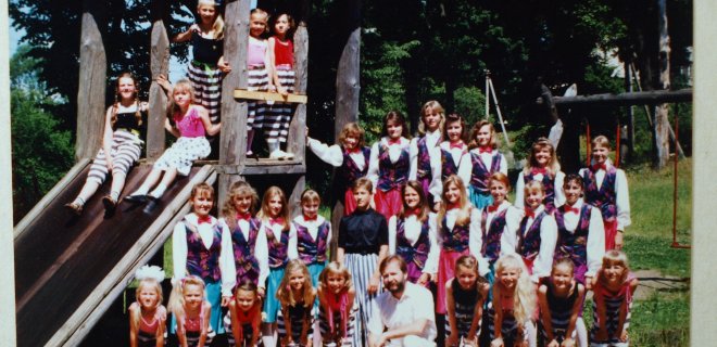 1994 metai. Choro vadovas R. Mockus priekyje centre. / Choro archyvo nuotr.
