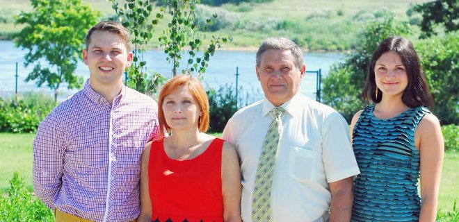 Milda su savo vyru Dariumi (iš kraštų) ir tėvais - Edita ir Gintautu Navickais.