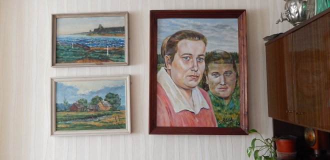 Sūnaus Lino tapyti paveikslai sukabinti jaukiuose Tamulių namuose. Kairėje - mamos portretas, nutapytas jos jubiliejaus proga.