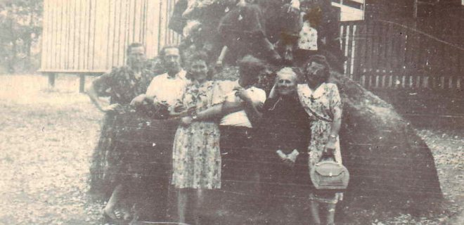 Prie kavinės „Šypsena“ apie 1950 m. / A. Puidokaitės archyvo nuotr.