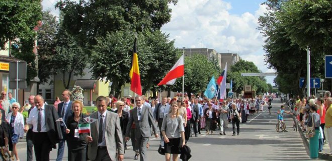 Pirmiesiems eisenos dalyviams jau pasiekus Dainų slėnį, jos pabaigoje žingsniavusieji dar mojavo centrinėje miesto gatvėje.  Iš muziejaus kiemo Lietuvos Prezidentė per miesto parką atėjo į Dainų slėnį, kur jos jau laukė tūkstantinė šventės žiūrovų bei eisenos dalyvių minia.
