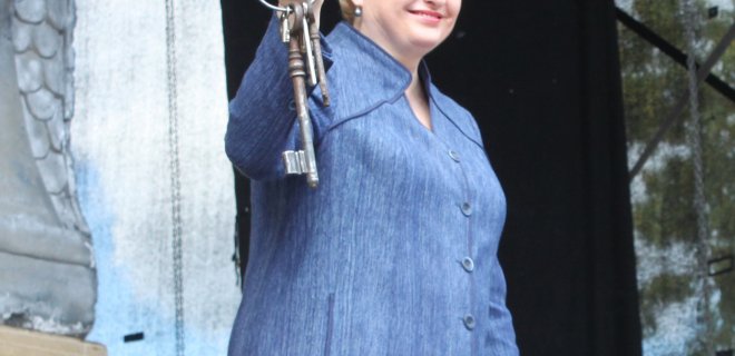 Po sveikinimo kalbos šventės pradžią sužvangindama raktais paskelbė šventėje dalyvavusi Jos Ekscelencija LR Prezidentė Dalia Grybauskaitė. / D. Mazur nuotr.