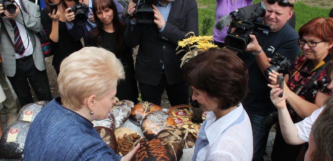 UAB „Jurbarko duona“ direktorė Violeta Lazdauskienė „Mūsų laikui“ sakė, kad Prezidentė paliko didelį ir gerą įspūdį. „Ne kasdien toks įvykis Jurbarke. Nors teko bendrauti labai trumpai, ragaudama duoną Prezidentė sakė, kad jai jau teko jos skanauti”, - sakė direktorė. Vieną specialiai šventei paruoštą duonos kepalą su užrašu „Jurbarkui 755” V. Lazdauskienė padovanojo Prezidentei.