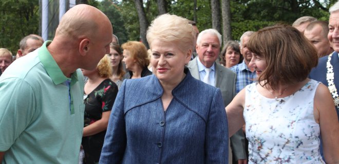 Po oficialios dalies Prezidentė dar neskubėjo išvykti. Ji mielai bendravo su jurbarkiečiais, pozavo fotografams bei bendravo su čia pat šurmuliavusios ūkininkų ir amatininkų mugės prekeiviais.